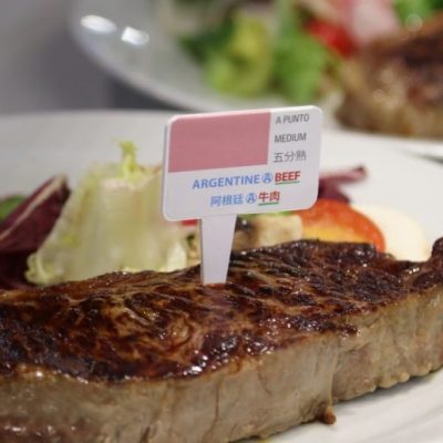 La carne vacuna argentina brilla en París con negocios y premios europeos