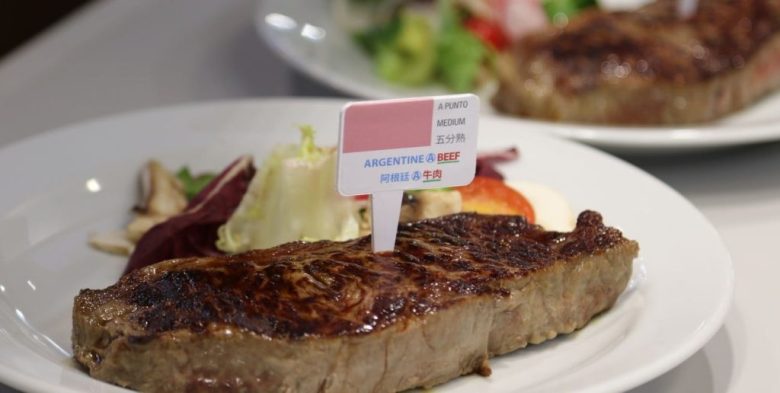 La carne vacuna argentina brilla en París con negocios y premios europeos