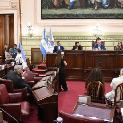 Legislatura de Santa Fe debate sobreendeudamiento familiar y reformas en seguridad pública