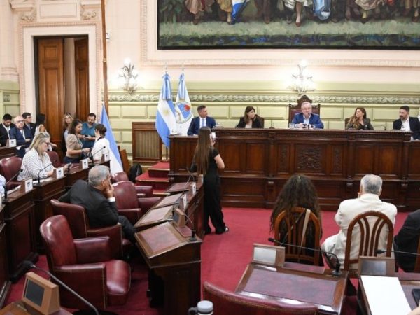 Legislatura de Santa Fe debate sobreendeudamiento familiar y reformas en seguridad pública