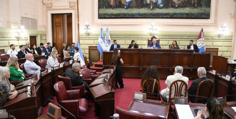 Legislatura de Santa Fe debate sobreendeudamiento familiar y reformas en seguridad pública