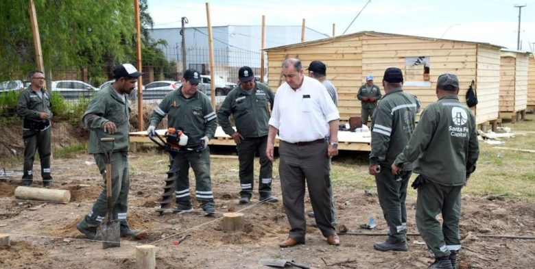 El intendente Juan Pablo Poletti recorrió el Centro Integral de Asistencia para asistir a las familias afectadas en la ciudad de Santa Fe