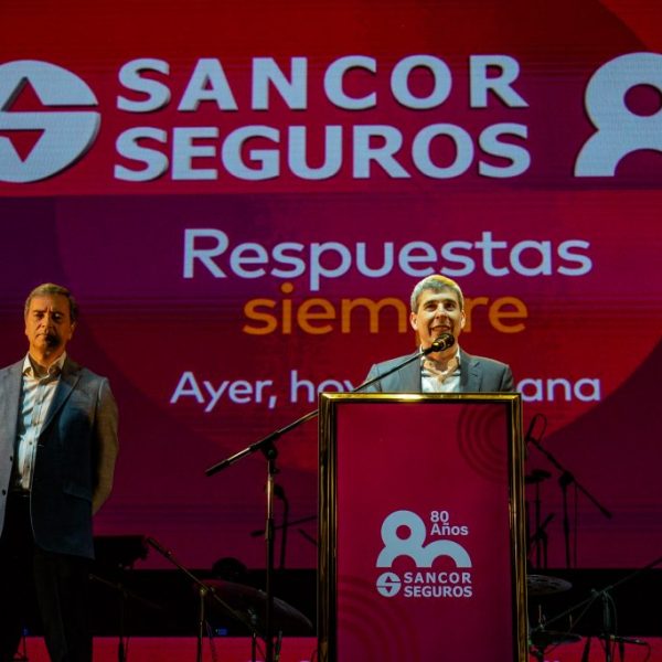 SANCOR SEGUROS celebró sus 80 años con un espectáculo multitudinario y un impactante show de drones en Sunchales