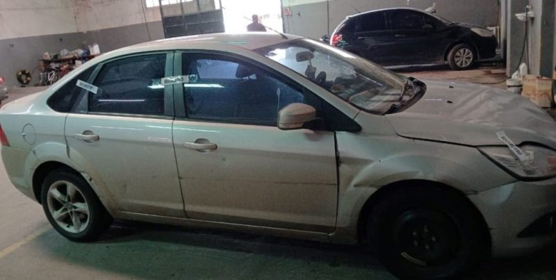 Detuvieron en la ciudad de Santa Fe a un automovilista hallado dormido tras un choque y fuga