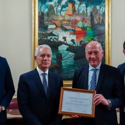 El ex gobernador Antonio Bonfatti presentó su libro en La Plata y fue declarado huésped de honor
