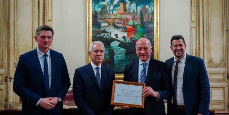 El ex gobernador Antonio Bonfatti presentó su libro en La Plata y fue declarado huésped de honor