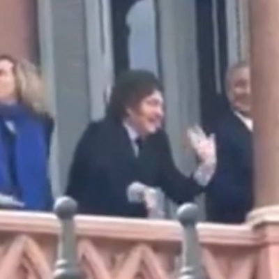 Javier Milei repitió su gesto viral desde el balcón de la Casa Rosada junto a Sandra Pettovello