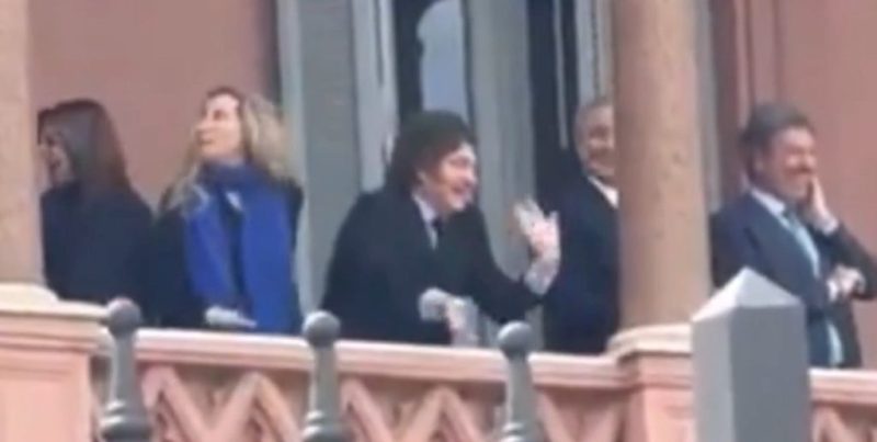 Javier Milei repitió su gesto viral desde el balcón de la Casa Rosada junto a Sandra Pettovello
