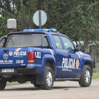 Un delincuente escapó porque su familia atacó a los policías y hasta les soltó sus pitbull