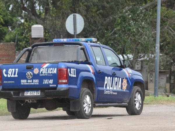 Un delincuente escapó porque su familia atacó a los policías y hasta les soltó sus pitbull