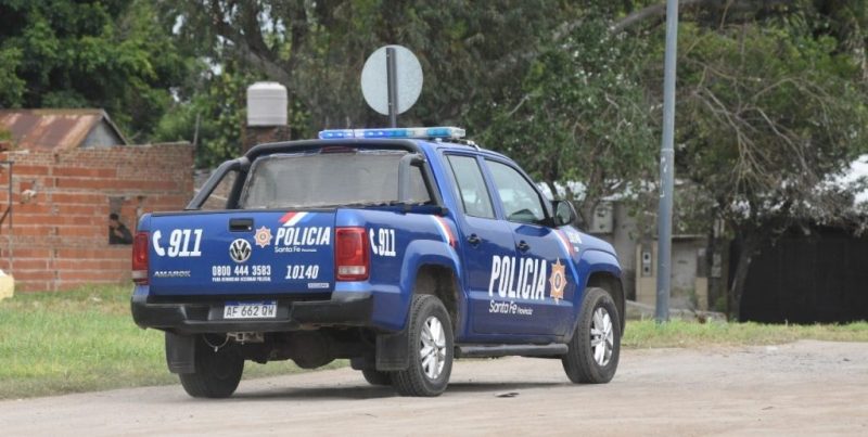 Un delincuente escapó porque su familia atacó a los policías y hasta les soltó sus pitbull