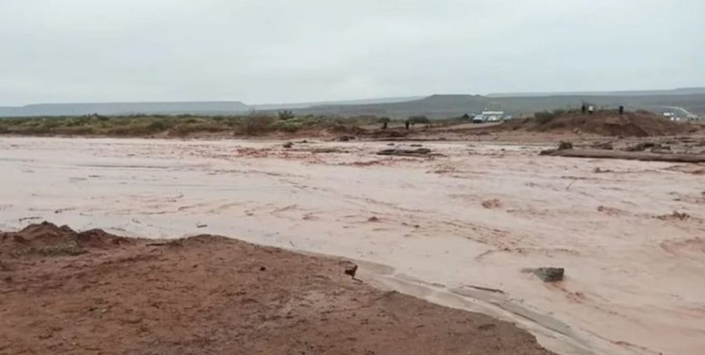Neuquén: la crecida de un río destruyó los desvíos viales y dejó aislada a una localidad provincial