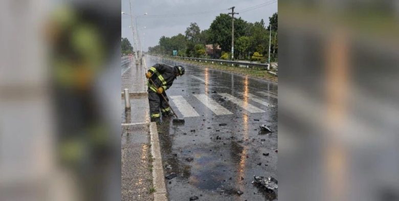 Choque en la Ruta 1: bomberos limpian la calzada tras la colisión de dos vehículos