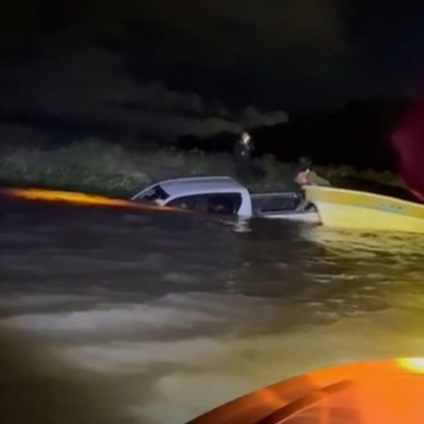Puerto Reconquista: una camioneta cayó al río y fue rescatada con tractores municipales