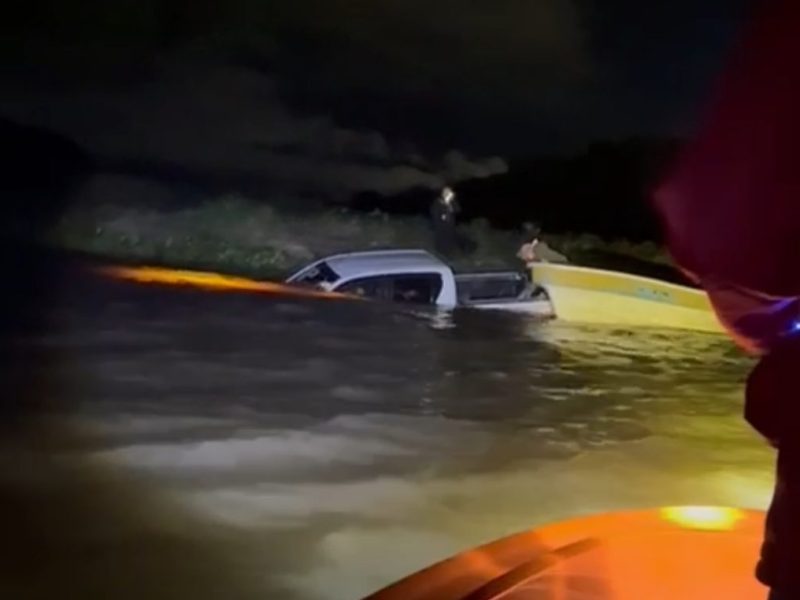 Puerto Reconquista: una camioneta cayó al río y fue rescatada con tractores municipales