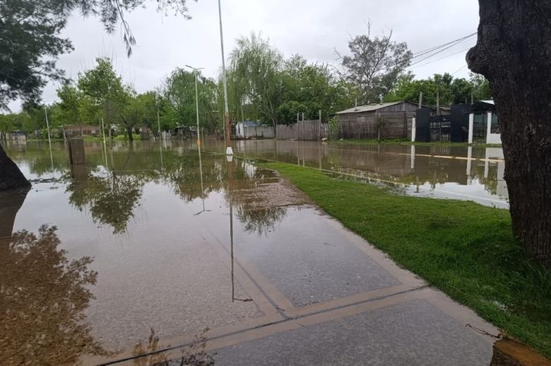 El gobernador entrerriano visitó Concordia y aseguró que habrá “una leve bajante del río”