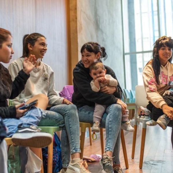Rosario acompaña con becas y espacios de cuidado a jóvenes madres para que puedan terminar la escuela