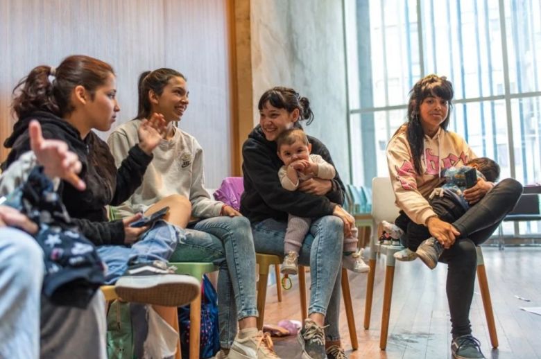 Rosario acompaña con becas y espacios de cuidado a jóvenes madres para que puedan terminar la escuela