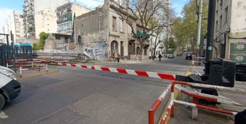 Adolescente de 13 años fue atropellada por el tren Sarmiento en el barrio porteño de Flores