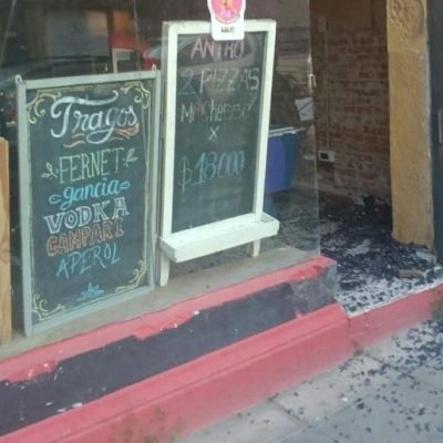 Un local comercial amaneció con su puerta destrozada; investigan si hubo robo
