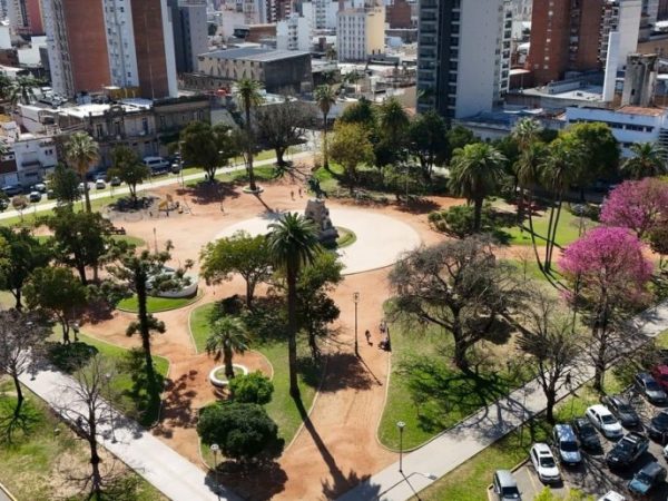 Remodelación de la Plaza San Martín en Santa Fe: sumarán pisos antigolpes, luces LED y tótems de seguridad