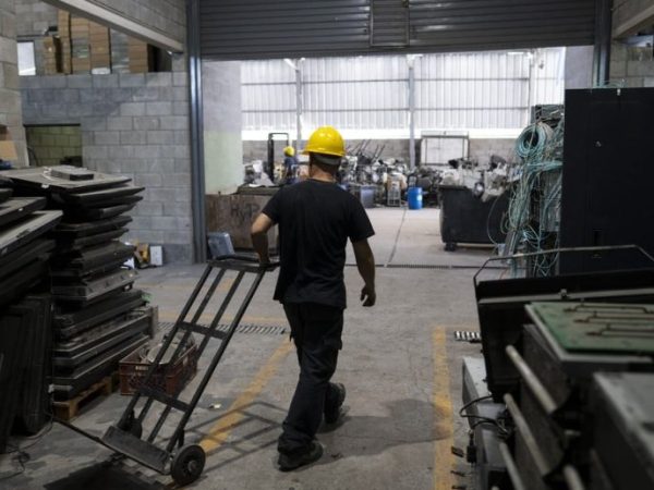 Más capital y trabajo para producir casi lo mismo: la cuenta pendiente de la última década en Argentina