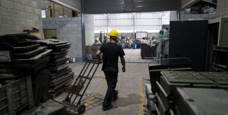 Más capital y trabajo para producir casi lo mismo: la cuenta pendiente de la última década en Argentina
