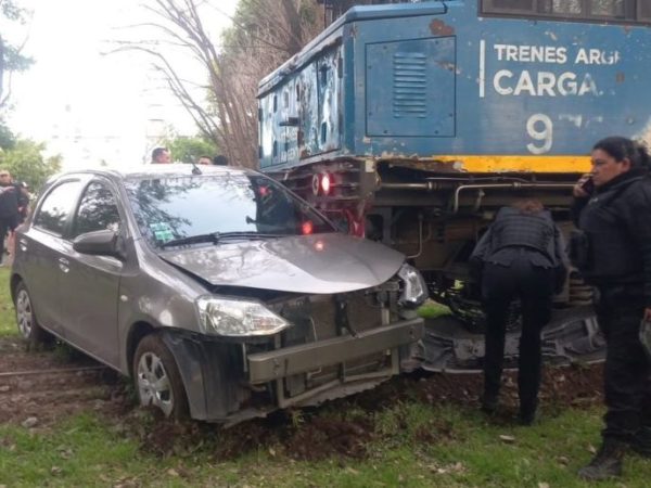 Milagro en Santa Fe: una conductora se bajó del auto segundos antes de ser embestida por el tren