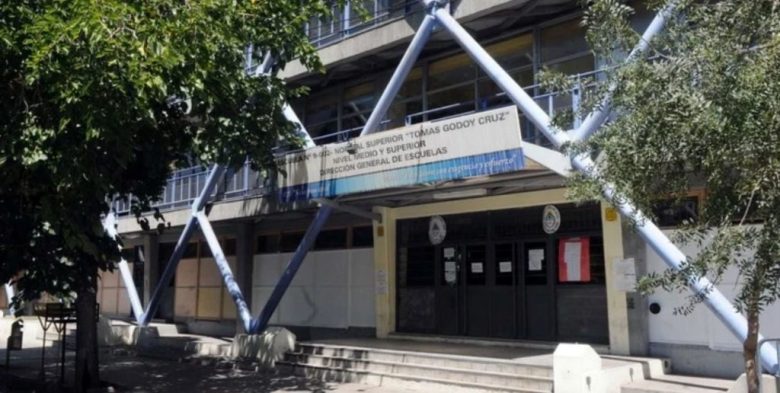 Investigan en Mendoza la filtración de fotos íntimas de una docente tras hackearle la cuenta en una escuela