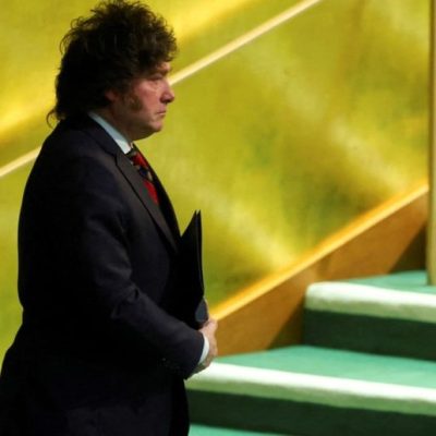 Milei respaldó a Caputo, negó una recesión y aseguró que buscará la reelección en 2027
