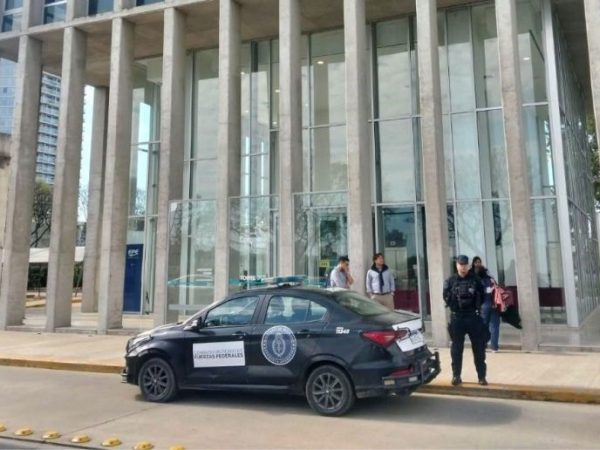Policía Federal realizó cuatro allanamientos en la ciudad de Santa Fe por una causa de delitos económicos