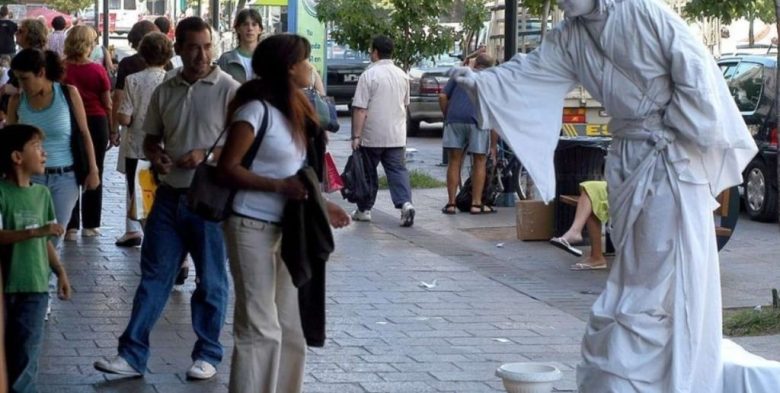 Encuentran muerto en La Plata al artista callejero conocido por su labor como estatua viviente