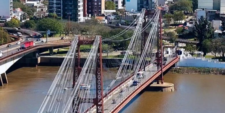Personal policial rescató a un hombre en crisis en el Puente Colgante de Santa Fe