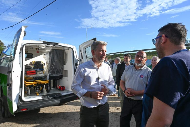 Frigerio entregó una ambulancia y recorrió obras escolares en Ceibas