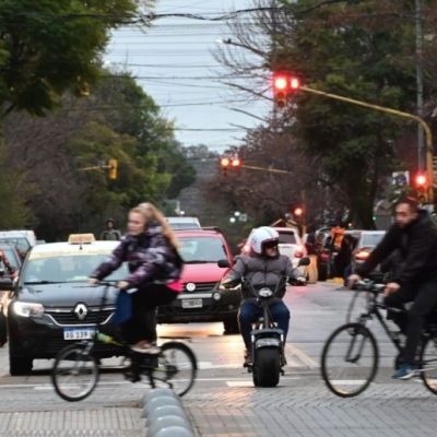 Convivencia vial en Santa Fe: crece la tensión entre ciclistas, corredores y automovilistas en la ciudad