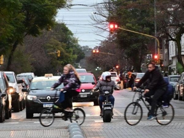 Convivencia vial en Santa Fe: crece la tensión entre ciclistas, corredores y automovilistas en la ciudad
