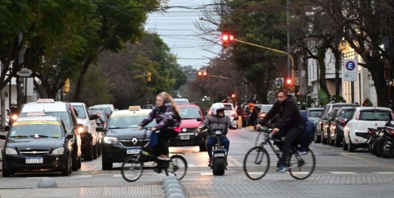 Convivencia vial en Santa Fe: crece la tensión entre ciclistas, corredores y automovilistas en la ciudad