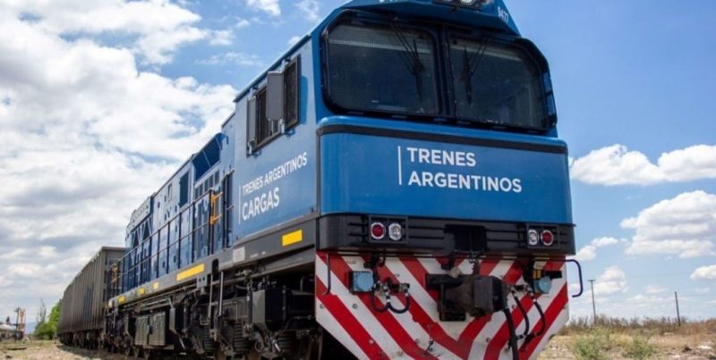 Santa Fe: cuatro adolescentes treparon a un tren en marcha y terminaron aprehendidos por la policía