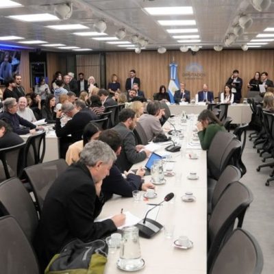 El Gobierno acepta restituir los límites a la compra de campos por extranjeros para blindar el DNU 70