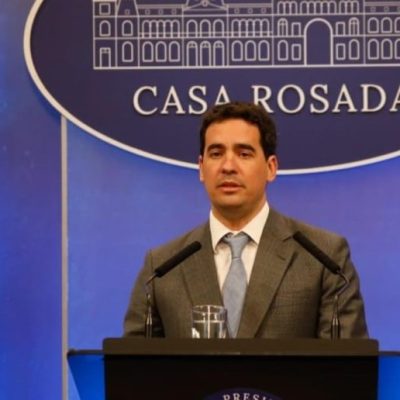 El Gobierno nacional defendió el programa económico y restó importancia al Riesgo País