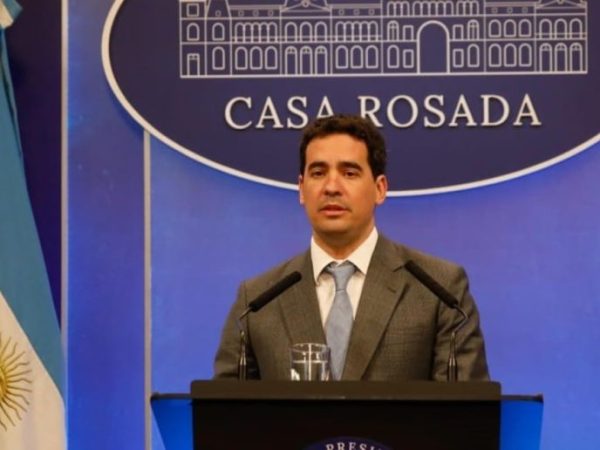 El Gobierno nacional defendió el programa económico y restó importancia al Riesgo País