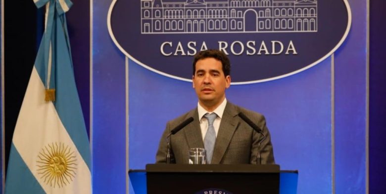 El Gobierno nacional defendió el programa económico y restó importancia al Riesgo País