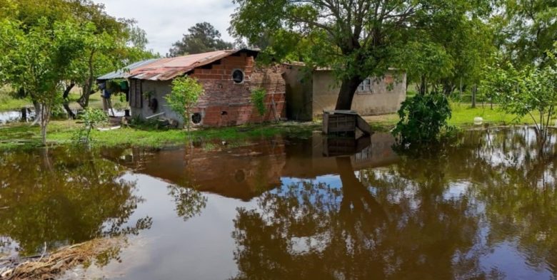 Crecida del río en Santa Fe: familias evacuadas en asentamientos costeros en la Vuelta del Paraguayo