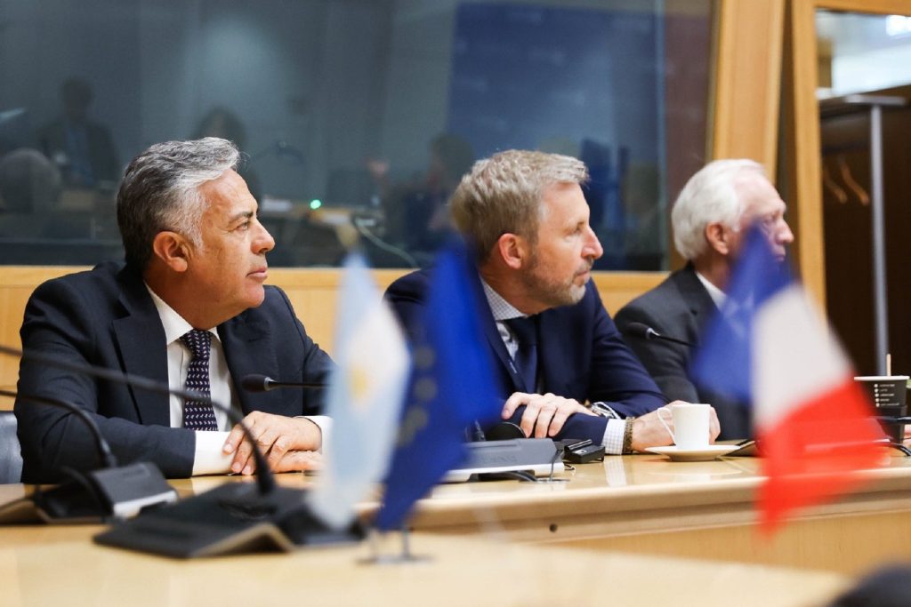 El gobernador Frigerio evaluó alternativas de financiamiento con la Agencia Francesa de Desarrollo en París