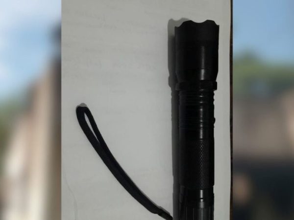 Detuvieron a un hombre en el microcentro de Santa Fe que llevaba una picana eléctrica