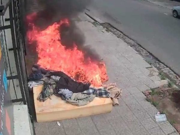 Preocupación en Candioti Sur por un colchón quemado en plena vía pública