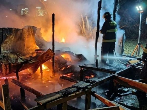 Incendio total en una vivienda precaria de la defensa en Alto Verde sin personas heridas