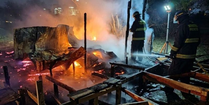 Incendio total en una vivienda precaria de la defensa en Alto Verde sin personas heridas