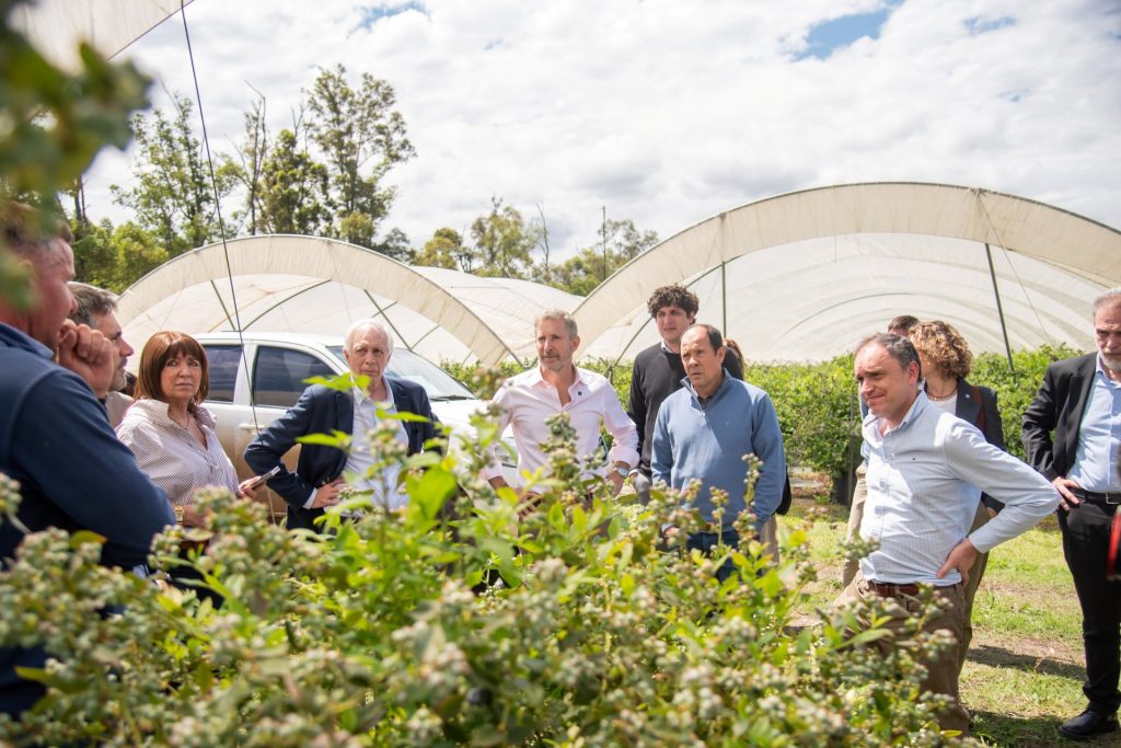 Rogelio Frigerio recorrió una empresa exportadora de frutos en Colonia Ayuí junto al secretario general del CFI