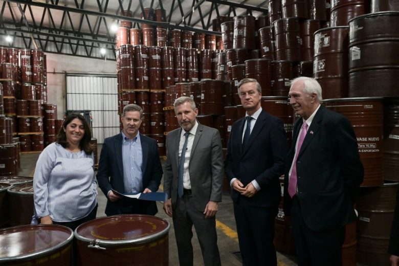 Frigerio y el embajador de la Unión Europea entregaron a Naiman Foods el certificado de adhesión al RINI